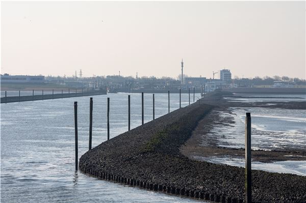 Schnellfähre havariert vor Norddeich Der Norddeicher Hafen. Am Donnerstagnachmittag kam hier eine Schnellfähre fest.