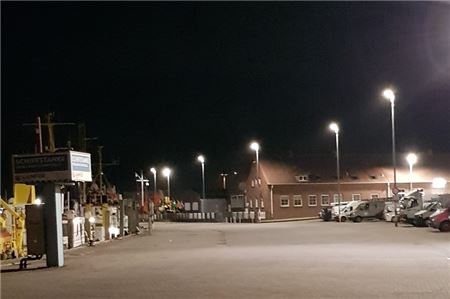 Der Norderneyer Hafen erstrahlt seit diesem Jahr im Licht von LED-Lampen.