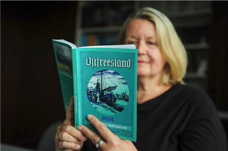 Der Ostfreesland-Kalender: Die gute alte Zeit zwischen zwei Buchdeckeln. Autorin Silke Arends blätert in einem der ersten druckfrischen Exemplare.