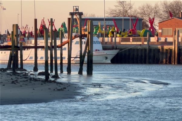 Der Ostwind drückt das Wasser von der Küste weg. Die Fährend könen dann nur eingeschränkt fahren.