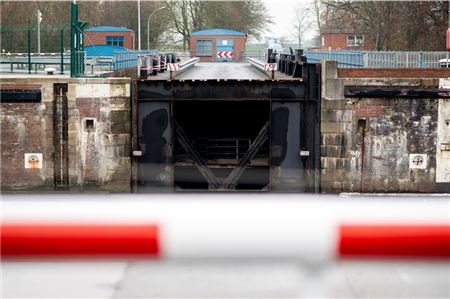 Der Pegel der Großen Seeschleuse in Emden entscheidet, ob die Deichacht Hochwasseralarm gibt. Foto: Hauke-Christian Dittrich/dpa