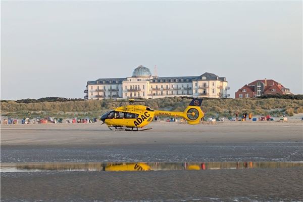 Fehlalarm am Juister Badestrand Der Rettungshubschrauber landete am Strand, die Einsatzkräfte konnten aber bald Entwarnung geben. Fotos: Feuerwehr Juist