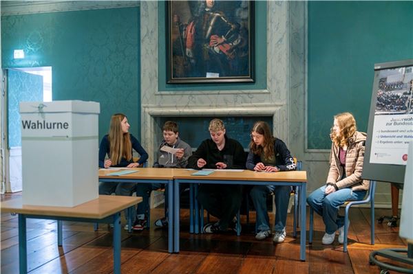 Der Rittersaal wurde zu einem von zwei Wahllokalen für die Schüler. Fotos: Meret Edzards-Tschinke