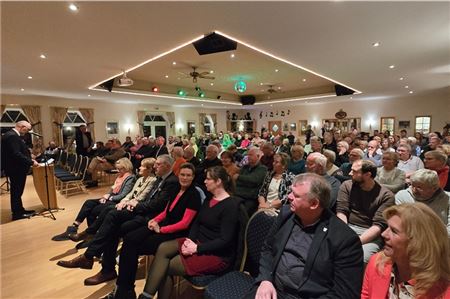 Der Saal in der Tanzschule Galts war bis auf wenige freie Plätze gefüllt.