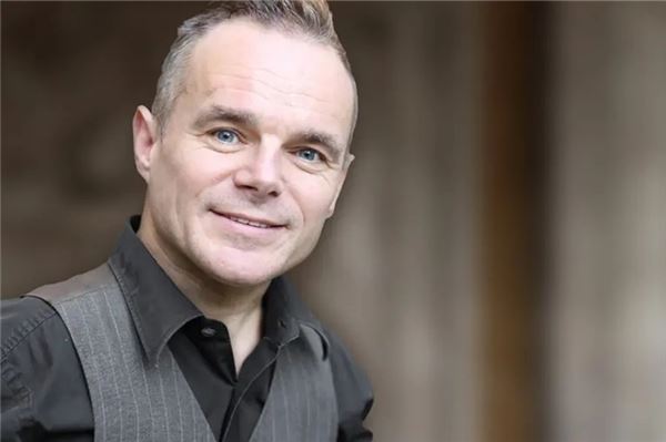 Der Schauspieler Peter Brownbill lebt und arbeitet in Hinte. Foto: Agentur Peter Brownbill