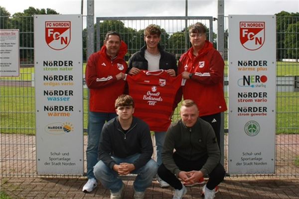 Der Sportliche Leiter Armin Ortmann, links hintere Reihe, und Trainer Thomas Jakobs (rechts, hintere Reihe) freuen sich , dass Lennart Dannecker (2. von links, stehend), sowie Simon Romeike und Björn Peters (vordere Reihe, rechts), in der kommenden Saison für den FC Norden spielen. 