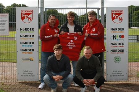 Der Sportliche Leiter Armin Ortmann, links hintere Reihe, und Trainer Thomas Jakobs (rechts, hintere Reihe) freuen sich , dass Lennart Dannecker (2. von links, stehend), sowie Simon Romeike und Björn Peters (vordere Reihe, rechts), in der kommenden Saison für den FC Norden spielen. 