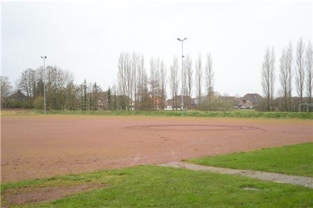 Der Sportplatz in Upgant-Schott: Die Sanierung rückt wohl näher.