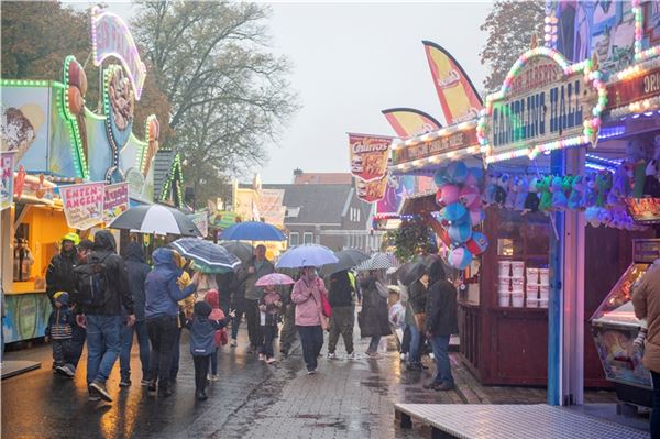 Der teils kräftige Regen am Sonnabend sorgte für lange Gesichter bei den Schaustellern. Nur hart gesottene Besucher ließen sich den Spaß auf dem Beestmarkt nicht verderben.