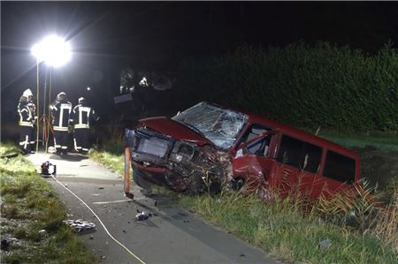Der Transporter liegt stark beschädigt im Graben. Foto: Nonstopnews