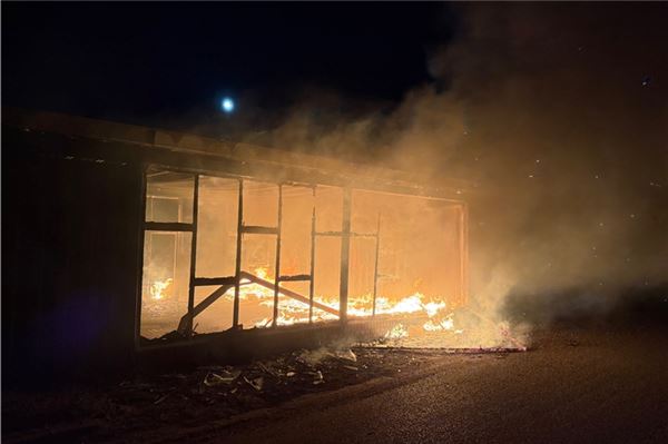Feuer beschädigt neuen Jugendtreff in Hinte stark Der Treffpunkt bestand aus zwei Seecontainern sowie einer Überdachung. Foto: Feuerwehr