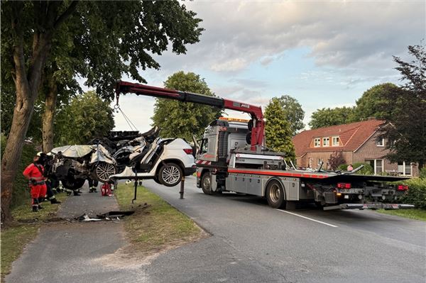 Frau bei Unfall schwer verletzt: Polizei sucht nach Kombi-Fahrer Der Unfallwagen ist zerstört, eine Frau wurde schwer verletzt.
