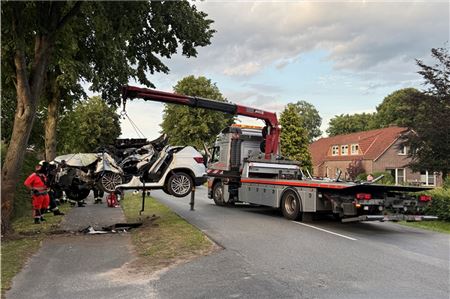 Der Unfallwagen ist zerstört, eine Frau wurde schwer verletzt.