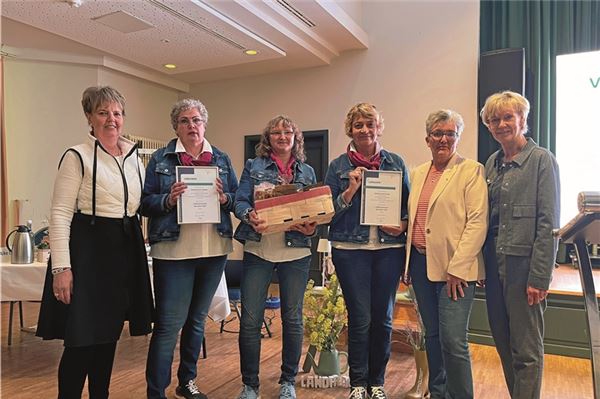 Der Verein Küstenfrauen Norden hat bei der Delegiertenversammlung des Niedersächsischen Landfrauenverbandes (NLF) Weser-Ems in Lingen gleich zwei Urkunden erhalten. Das Foto zeigt von links: Monika Feil (NLF-Vize-Präsidentin) mit Anne Kanzler, Sabine Meyer und Anneliese Itzen (als Vorstandsvertreterinnen der Norder Küstenfrauen) sowie NLF-Präsidentin Ina Janhsen und AlkeLuers (NLF-Vize-Präsidentin). Foto: NLF Weser-Ems