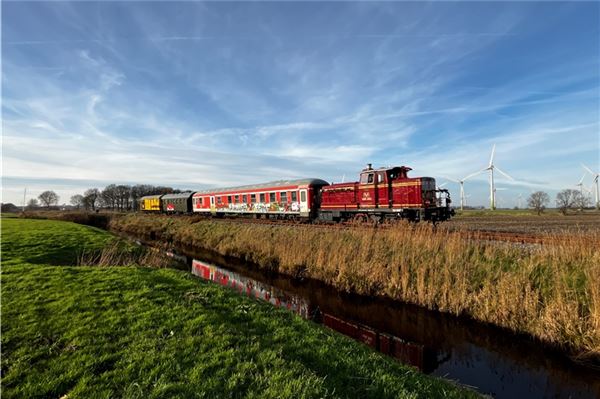 Der von der Bentheimer Eisenbahn zur Verfügung gestellte Halbgepäckwagen (rechts hinter der Lok), der – verziert mit weihnachtlichen Motiven – bei den Nikolausfahrten zum Einsatz kam und bis Herbst kommenden Jahres in Norden bleibt.