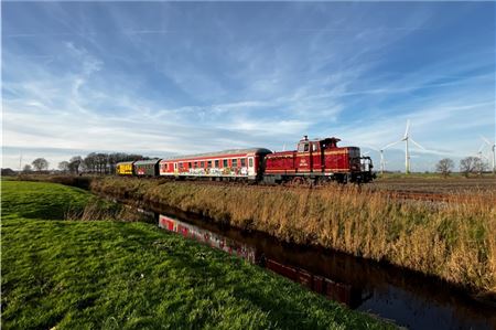 Der von der Bentheimer Eisenbahn zur Verfügung gestellte Halbgepäckwagen (rechts hinter der Lok), der – verziert mit weihnachtlichen Motiven – bei den Nikolausfahrten zum Einsatz kam und bis Herbst kommenden Jahres in Norden bleibt.