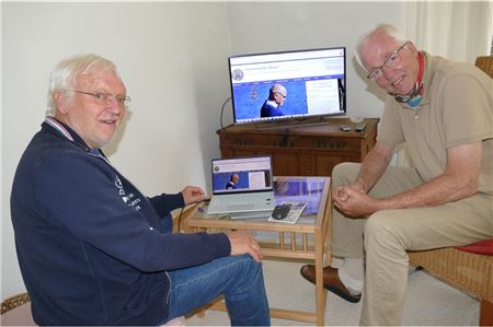 Der Vorsitzende der Upstalsboom-Gesellschaft, Helmut Fischer (rechts), mit Jochen Wortelker, der die Daten für die neue Internetseite aufgearbeitet und zusammengestellt hat.