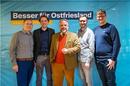 Der Vorsitzende Dr. Joachim Kleen (Mitte) posiert mit den Mitgliedern der Jungen Union im CDU-Kreisvorstand, von links: Mathias Meinen (Großefehn), Jannis Renken (Großefehn), Marcel Renken (Wiesmoor), Nikolai Heinzel (Aurich). Foto: privat