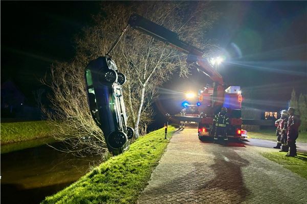 Auto kopfüber im Wasser: Fahrer kann sich eigenständig befreien