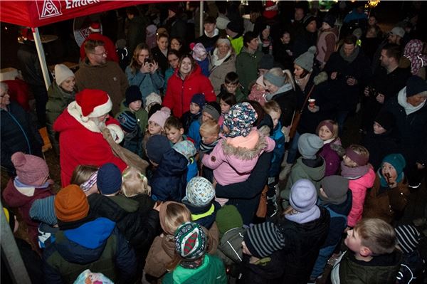 Der Weihnachtsmann brachte den Kindern Geschenke.