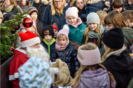 Der Weihnachtsmann kam zum Adventsmarkt und brachte Geschenke mit. Fotos: Nina Lehmann