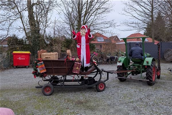 Ein Markt für alle Generationen Der Weihnachtsmann setzte in diesem Jahr auf ostfriesische Pferdestärken.