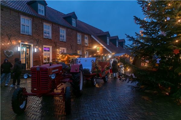 Kulinarik, Gemeinschaft und funkelnde Trecker Der Weihnachtsmann wird wieder ganz persönlich von den BerumerfehnerTreckerfreunden vorbeigebracht.
