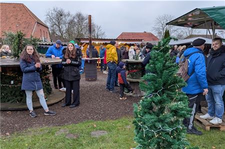 Der Weihnachtsmarkt des Freundeskreises altes Brauchtum fand erstmals an einem neuen Standort statt. Fotos: Merlin Klinke
