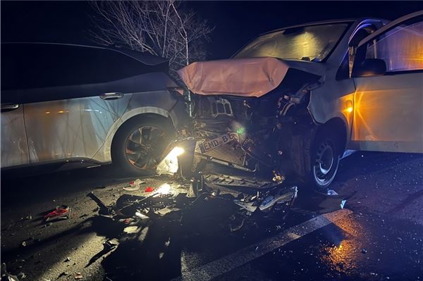 Der weiße Transporter übersah, dass die vorausfahrenden Fahrzeuge abbremsten.