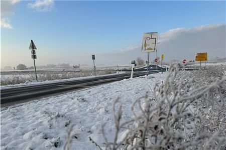 Der Woldeweg zwischen Osteel und Norden: eine der wichtigsten Straßen für einen neuen Radweg. Fotos: Stefan Bergmann