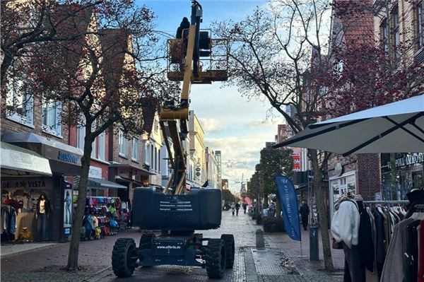 Derzeit wird die Weihnachtsbeleuchtung in Norden angebracht.