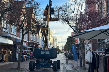 Derzeit wird die Weihnachtsbeleuchtung in Norden angebracht.