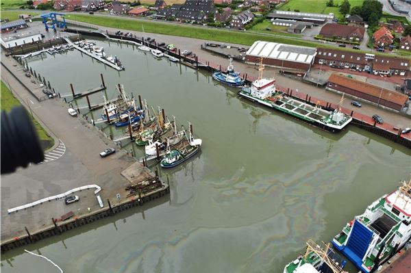 Norddeicher Hafen entgeht Katastrophe Deutlich sind der Ölfilm sowie links die ausgelegten Ölsperren im Norddeicher Osthafen zu erkennen.