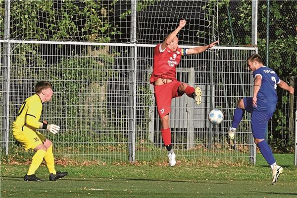 Deutlich unterlegen. Der FC Norden geriet schon nach zwei Minuten ins Hintertreffen. Vom 1:3-Anschluss ließ sich Spitzenreiter TuS Esens nicht beirren und legte kräftig nach. Foto: Ute Bruns