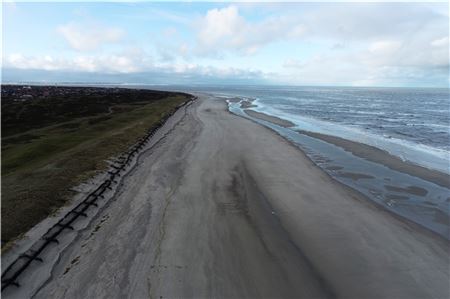 Deutlich zu sehen: Die Abrisskante des ehemaligen Strands. Er soll wiederhergestellt werden – nicht nur für die Touristen, sondern im Wesentlichen als Schutz der Dünen und der Insel vor den nächsten Sturmfluten.
