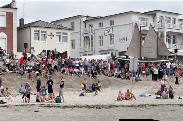 Seenotretter bieten Leistungsshow Dichtes Gedränge bei den Vorführungen der Lebensretter der DGzRS am Weststrand.