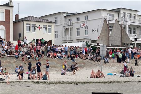 Dichtes Gedränge bei den Vorführungen der Lebensretter der DGzRS am Weststrand.