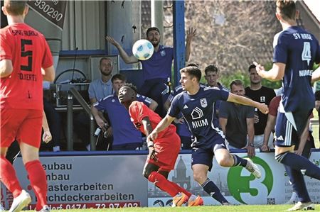 Dicker Punkt für SV Hage. Die Platzherren (r. Michele Carrafa) stoppten die Auricher Tormaschine, ließen sich von einem 0:1 nicht beirren und belohnten sich mit dem späten Ausgleich. Foto: Ute Bruns