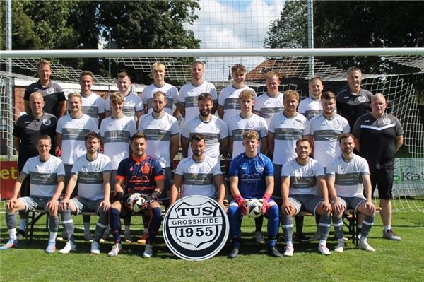 TuS Großheide feiert 70. Geburtstag Die 1. Herren im Jubiläumsjahr 2025: (hintere Reihe v.l.) Trainer Johannes Stein, Nikolai Aerts, Hilko Ahrends, Rico Dollmann, André Röpkes, Luca Feeken, Simon Ihnen, Mirco Palma, Betreuer Jochen Rosendahl, (mittlere Reihe v.l.) Co-Trainer Marco Goldenstein, Steffen Lüpke, Lars Geiken, Marco Hedemann, Wilko Janssen, Thorben Wienekamp, Julian Garrelts, Lukas Kleen, Betreuer Matthias Janssen, (vordere Reihe v.l.) Frank Goldenstein, Patrick Hugen, Maro Delewski, Matthias Schmidt, Marlon Wienekamp, Tido Rosenberg und Alexander Aerts. Es fehlt Mike Janssen.