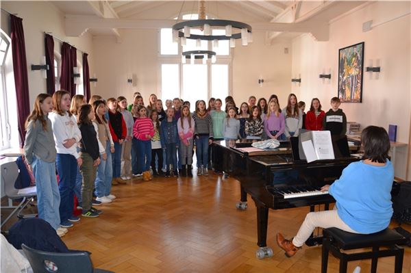 Die 57 Mitglieder des Schulchors am Ulrichsgymnasium bereiten sich derzeit auf die Aufführung im Herbst vor.