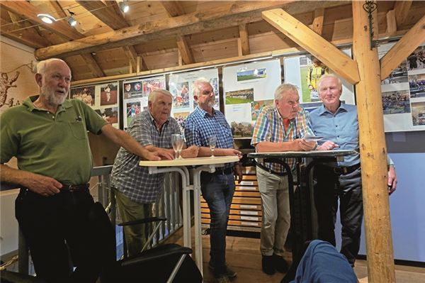 Die abdankenden Mitglieder des Museumsbeirates werden als Ehrenmitglieder dem Kreissportbund Aurich erhalten bleiben (v. l.): Hans-Jürgen Holzenkämpfer, Ernst Müller, Wulf-Ingo Schöne, Remmer Hedemann und Eilert Janssen. Foto: Silvia Cornelius