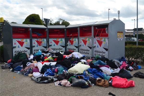 Die Altkleidercontainer in der Gewerbestraße verschwinden bald. Lange Zeit waren sie den Menschen ein Dorn im Auge.