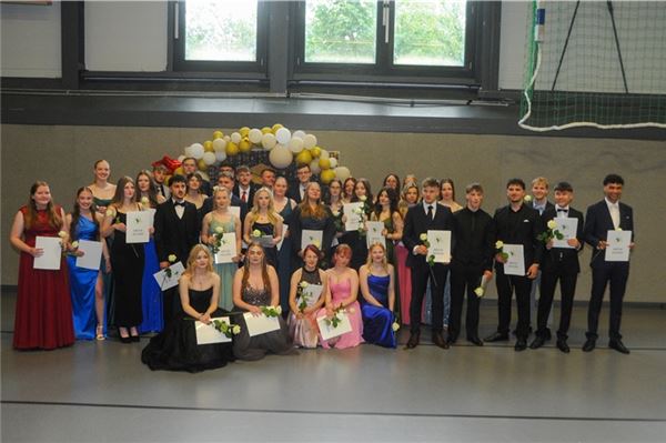 Die Anstrengungen haben sich gelohnt: Die Schülerinnen und Schüler haben ihre Abiturzeugnisse in der Tasche. Fotos: Hinrich Saathoff