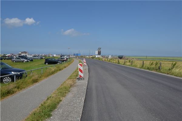 Die Arbeiten zur Erneuerung der Strandstraße in Neßmersiel liegen im Zeitplan. Foto: Daja Ecke