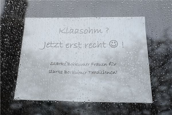 Die Aufregung um den Klaasohm sorgte auf Borkum im vergangenen Jahr auch für Solidaritätsbekundungen. Foto: Lars Penning/dpa