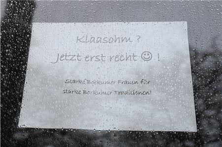 Die Aufregung um den Klaasohm sorgte auf Borkum im vergangenen Jahr auch für Solidaritätsbekundungen. Foto: Lars Penning/dpa