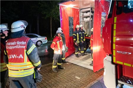 Die aus dem Gebäude geretteten Objekte wurden in einem Logistikfahrzeug der Freiwilligen Feuerwehr Norden gelagert.