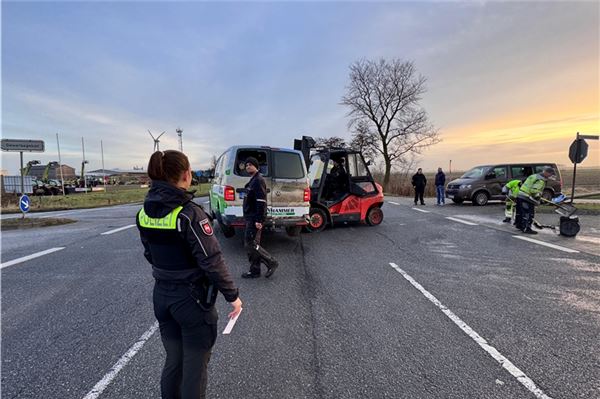 Schild und Laterne umgenietet: Kollision zwischen drei Kastenwagen in Georgsheil