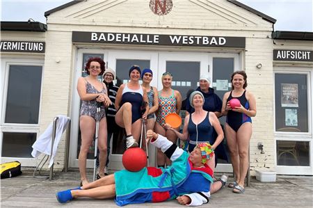 Die Badehalle ist Treffpunkt der Thalasso-Jünger.