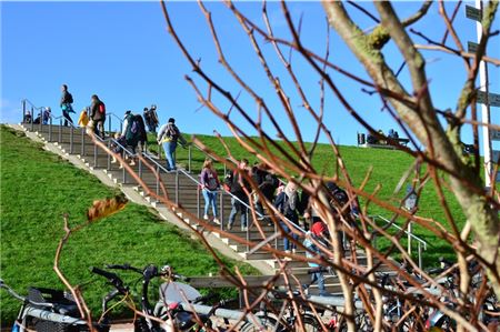 So bleibt Norddeich auch im Winter für Touristen attraktiv Die Bäume sind kahl, die Menschen dick angezogen. Doch die niedrigen Temperaturen halten Touristen nicht ab, ihren Urlaub in Norddeich zu verbringen.